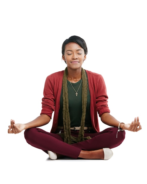 Donna nera seduta e mani in meditazione allenamento mentale zen e benessere mentale su sfondo bianco isolato Modello felice e yogi e pace calma e relax mudra sul pavimento chakra yoga