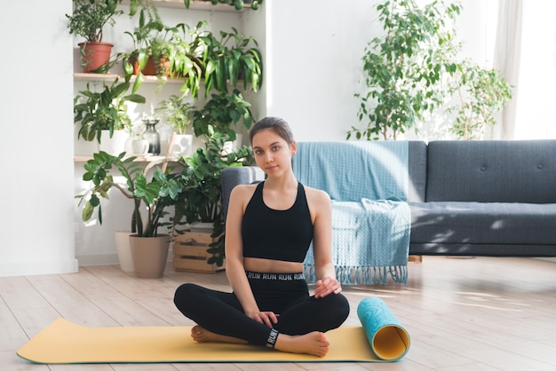 donna o ragazza adolescente che fa yoga e meditazione