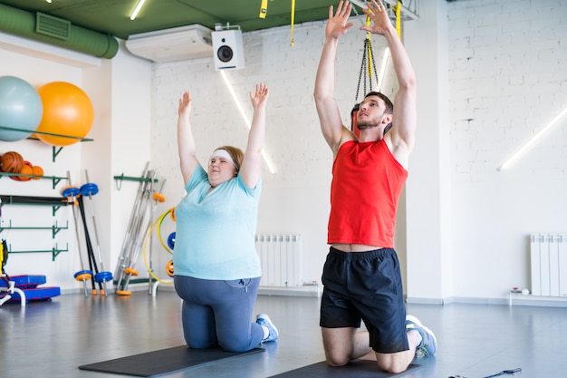 Donna obesa che fa yoga