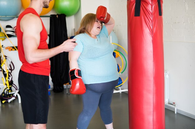 Donna obesa esausta in allenamento