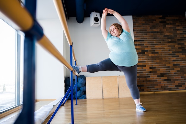 Donna obesa in classe di balletto