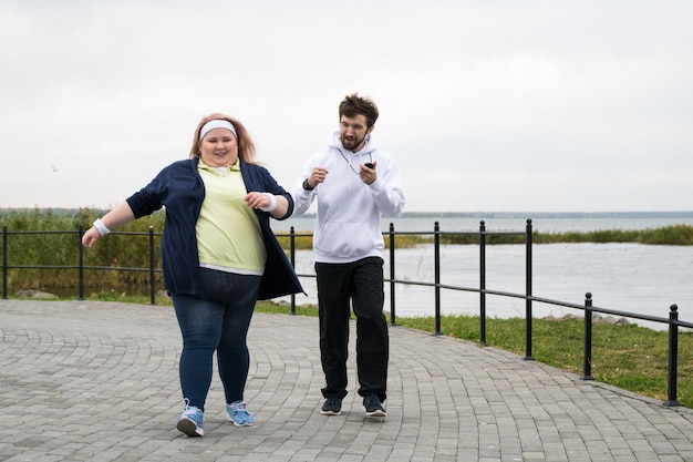 Donna obesa in esecuzione nel parco