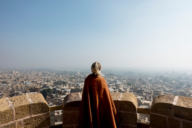 Donna occidentale che esplora forte di Jaisalmer, Ragiastan, India