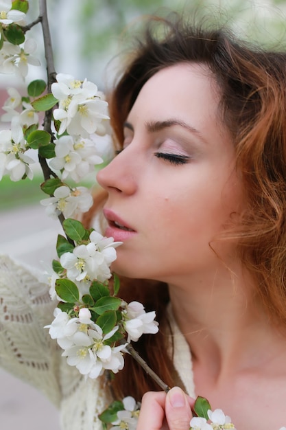 Donna odora di fiori d'albero