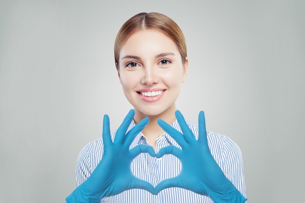 Donna ottimista del medico che fa cuore e sorridere.