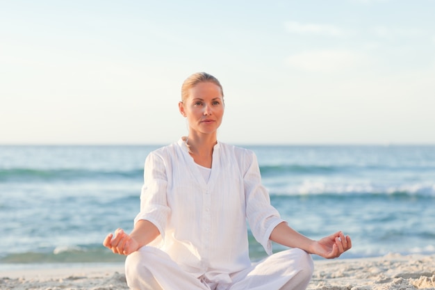 Donna pacifica che pratica yoga