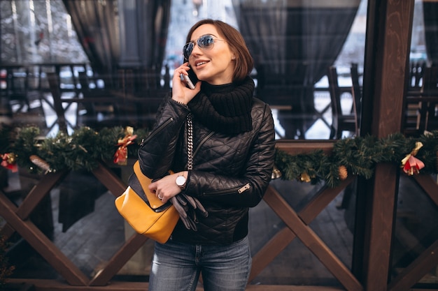 Donna parla al telefono in strada in vacanza