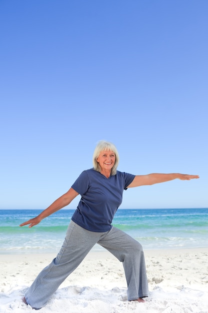 Donna pensionata che fa i suoi tratti