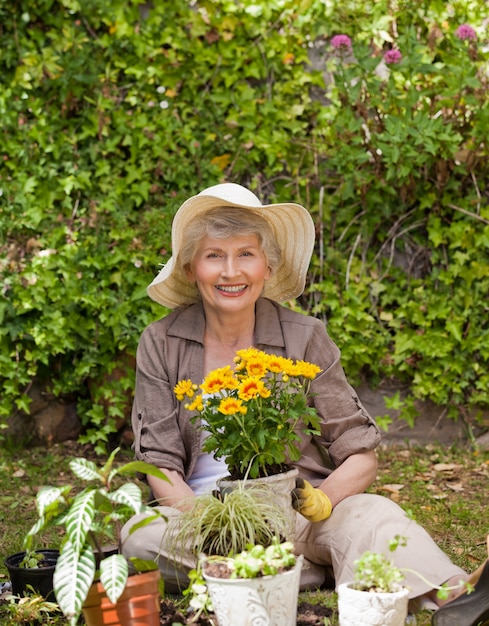 Donna pensionata che lavora in giardino