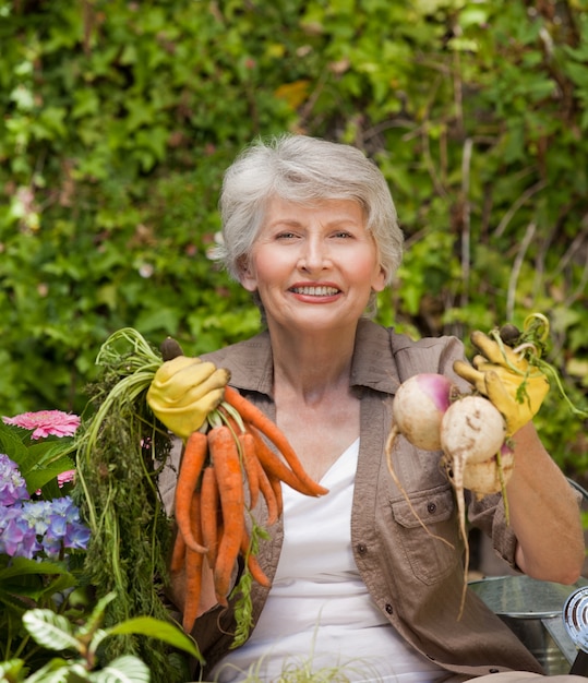 Donna pensionata che lavora in giardino