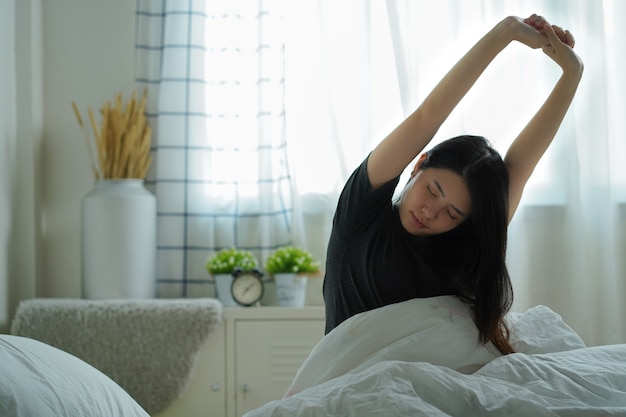 Donna pigra che si sveglia di mattina