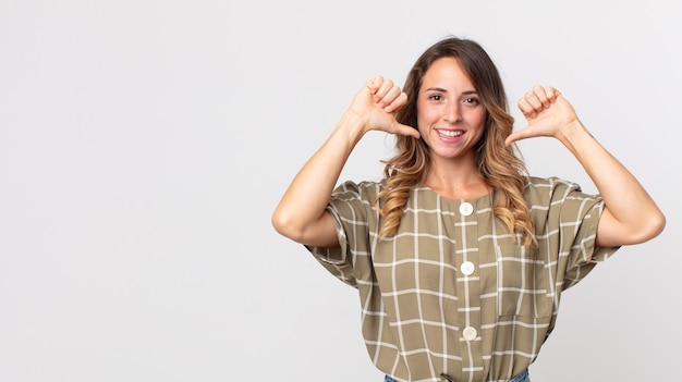 Donna piuttosto magra che si sente orgogliosa, arrogante e sicura di sé, sembra soddisfatta e di successo, indica se stessa