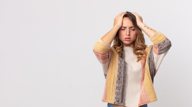 Donna piuttosto magra che si sente stressata e ansiosa, depressa e frustrata per il mal di testa, alzando entrambe le mani alla testa