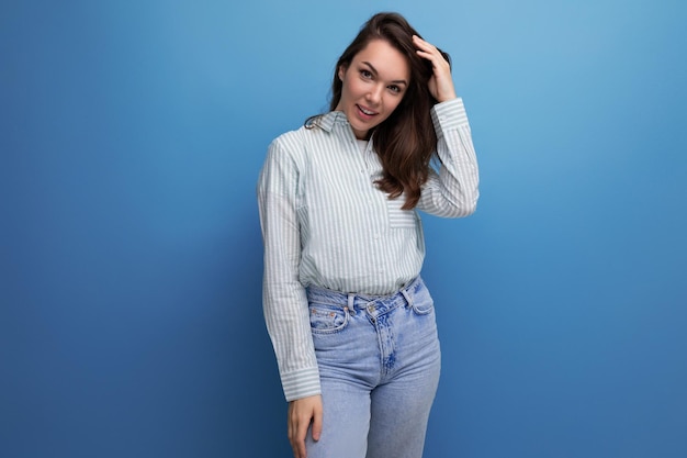 Donna piuttosto magra con i capelli scuri in abiti casual