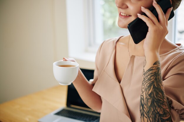 Donna positiva che parla sul telefono