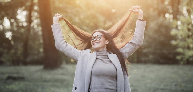 Donna positiva con gli occhiali