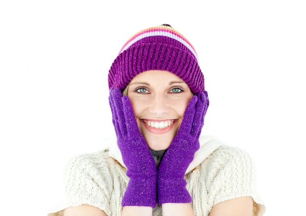 Donna positiva con un cappello colorato e un pullover sorridendo alla telecamera