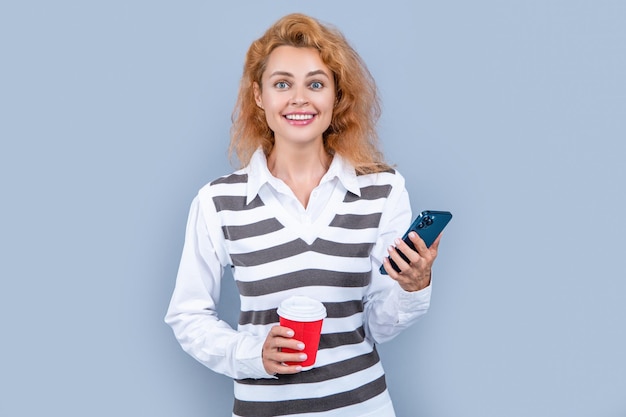 Donna positiva in chat durante la pausa caffè isolata su sfondo grigio donna in chat