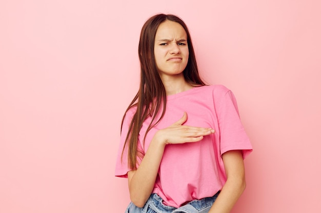 Donna positiva in una maglietta rosa abbigliamento casual stile di vita inalterato