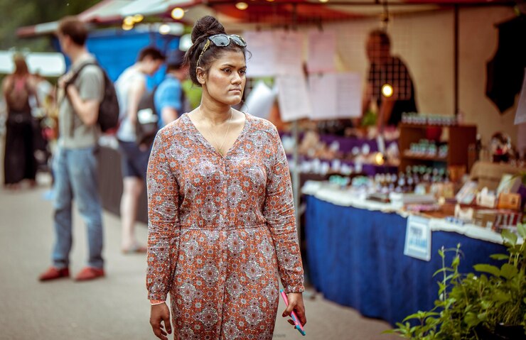 Foto donna premurosa che cammina nel mercato