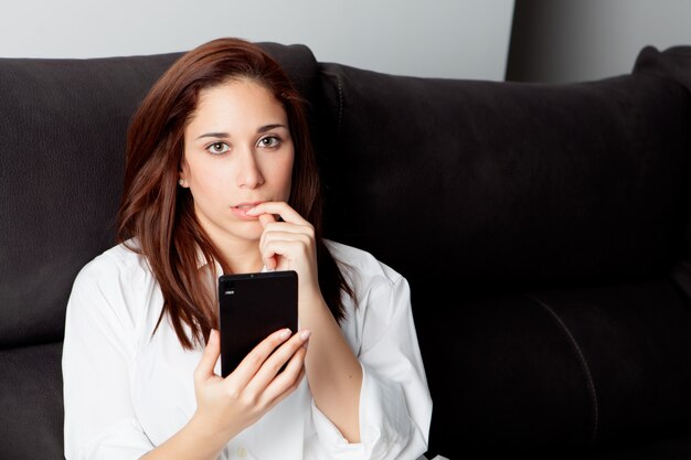 Donna premurosa che guarda il cellulare a casa