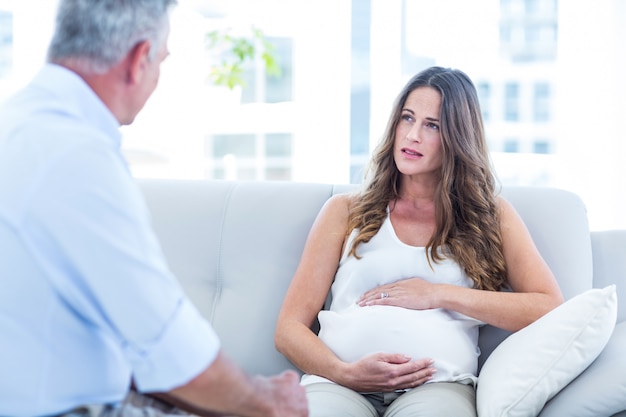 Donna premurosa che parla con il terapista a casa