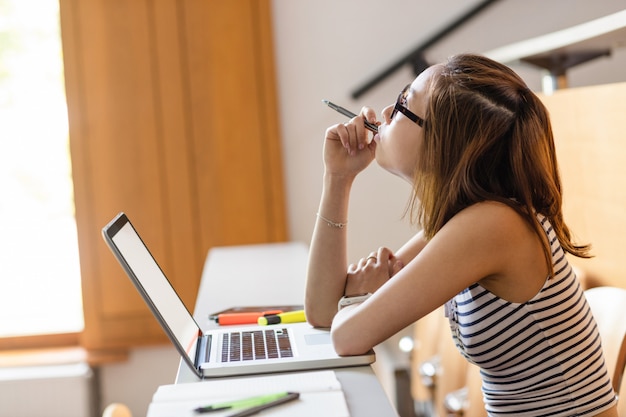 Donna premurosa che utilizza computer portatile nell'aula