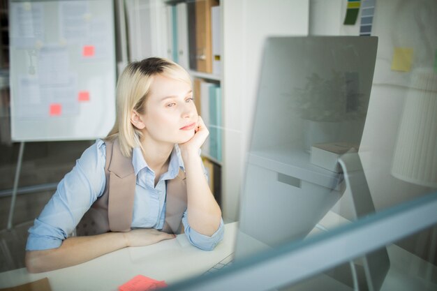 Donna premurosa dell'ufficio al lavoro