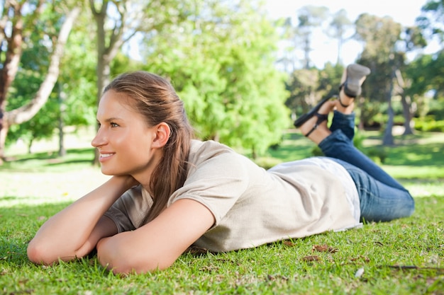 Donna prendendo un momento di riposo nel parco