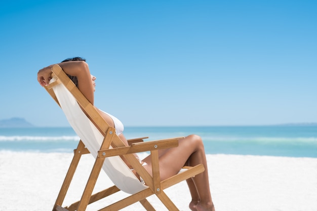 Donna, prendere il sole in spiaggia