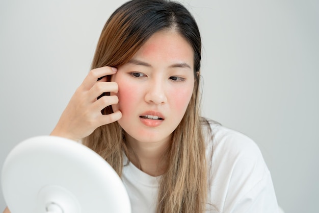 Donna preoccupata per il viso Dermatologia dermatite rosacea steroidi allergici pelle sensibile viso arrossato dalle scottature solari acne pelle secca pori dilatati eruzione cutanea lentiggini opache rughe problema della pelle