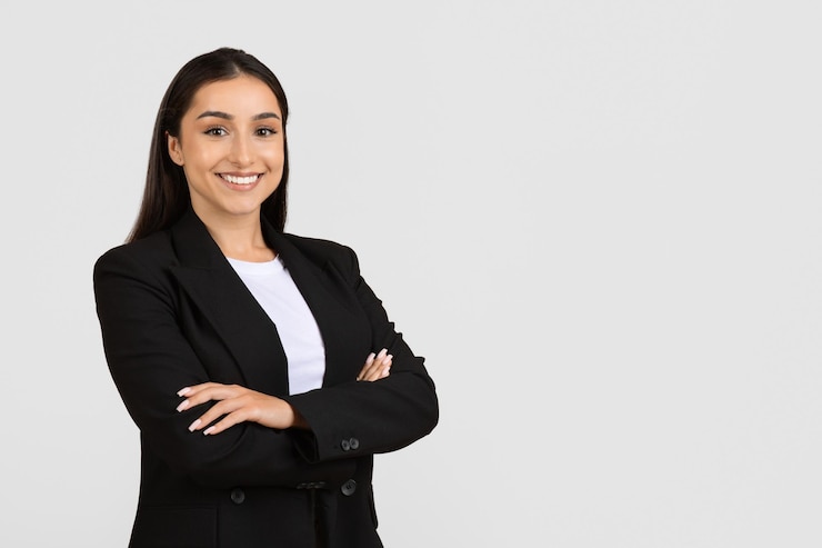Foto donna professionale sicura di sé in abito nero che sorride.