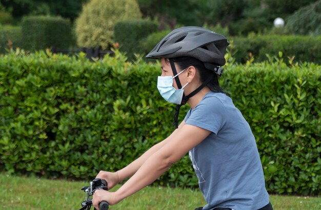 donna pronta a fare esercizio in bicicletta