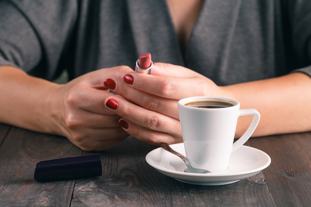 Donna pronta a rossetto dopo il caffè espresso