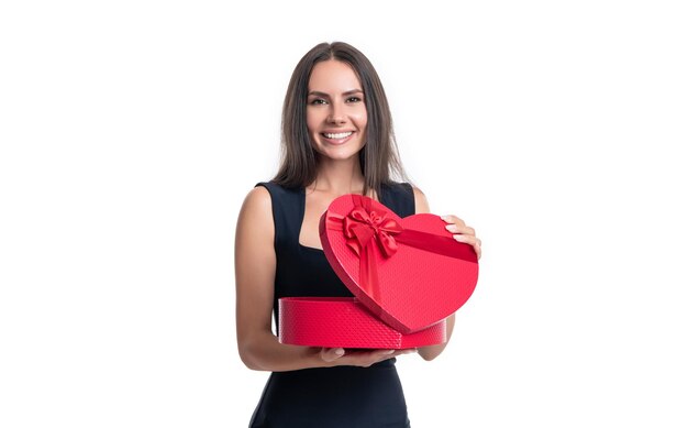 Donna regalo aperto per San Valentino donna e regalo di San Valentino donna elegante a San Valentino