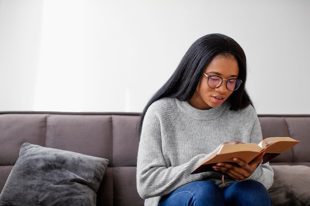 Donna religiosa che tiene un libro