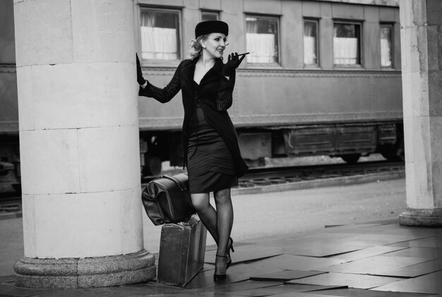 Donna retro nella stazione ferroviaria