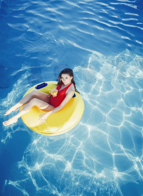 Donna rilassante in piscina