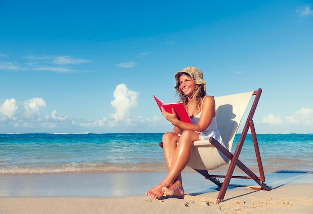 Donna rilassante in spiaggia