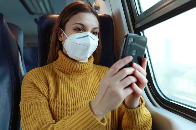 Donna rilassata con maschera facciale utilizzando l'app per smartphone