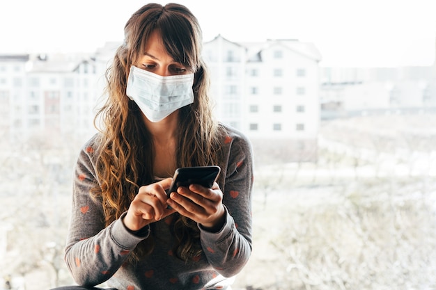 Donna rinchiusa a casa nello scoppio della pandemia di coronavirus.