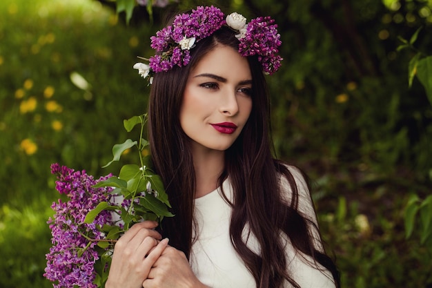 Donna romantica con fiori all'aperto Giovane bellezza