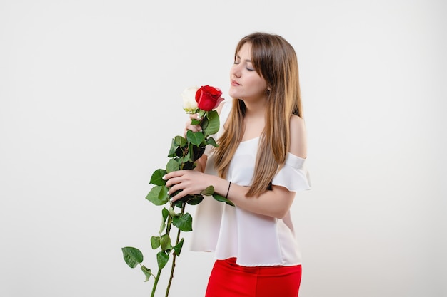 Donna romantica con la rosa rossa isolata