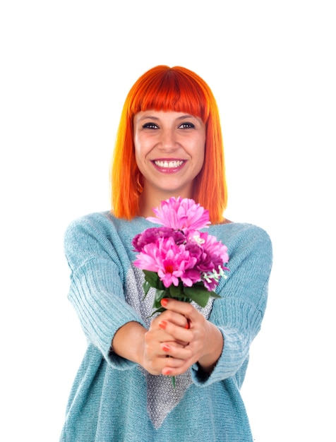 Donna rossa con un mazzo di fiori rosa