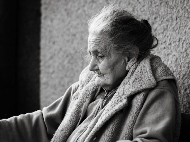 Donna rugosa molto anziana e stanca all'aperto