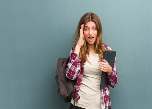 Donna russa del giovane studente sorpresa e colpita