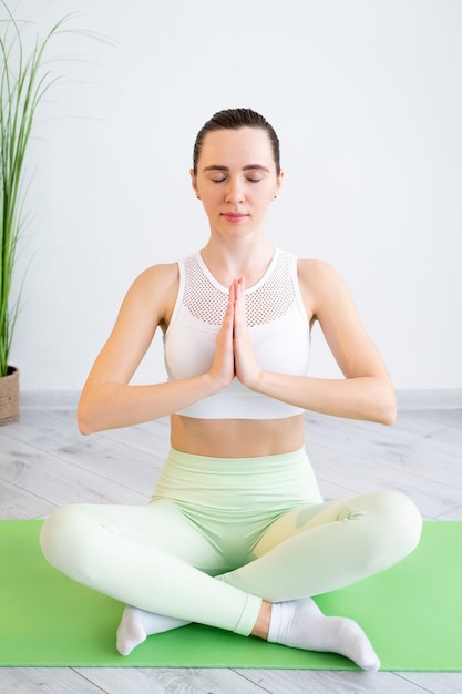 Donna sana di rilassamento di yoga di meditazione di mattina