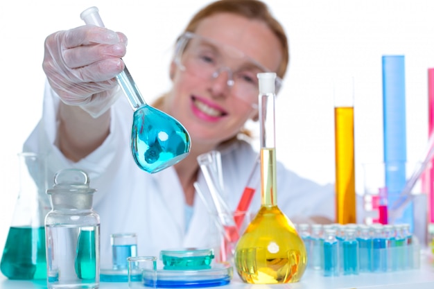 donna scienziato laboratorio chimico con pallone di vetro