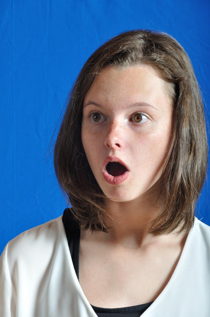 Foto donna scioccata contro il tessuto blu