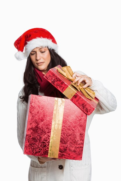 Donna scossa che apre regalo di Natale